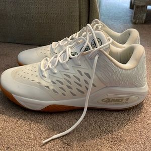 And 1 Attack low white gum sz 12